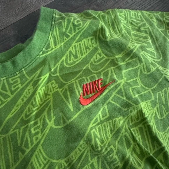 Nike BOYS green Logo All-Over Print Tee - Picture 5 of 7
